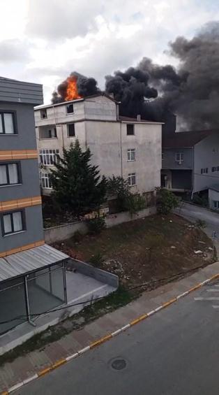 Sultanbeylide kentsel dönüşüm için boşaltılan binanın çatısı alev alev yandı