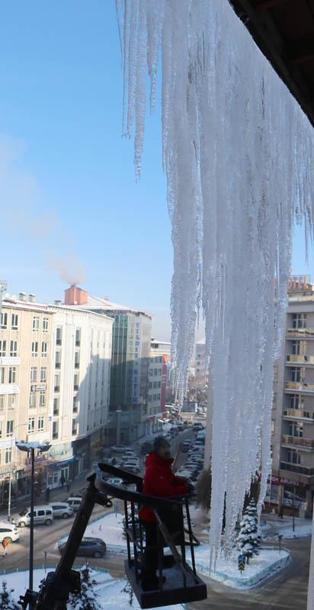 Erzurum’da çatıdan düşen kar ve buz sarkıtları tehlike oluşturuyor