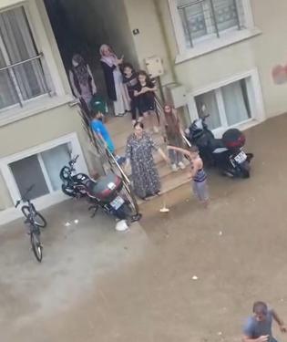 Bursa’da sağanak, su baskınlarına neden oldu