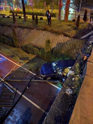 Kağıthanede alkollü sürücünün kullandığı otomobil, köprüden dere kenarında düştü