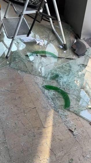 Avcılar’da kapatılan hastaneye taş ve duba attı; otomobiliyle çarptı