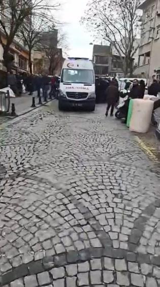 Fatih’te hafif ticari araç park halindeki otomobillere ve yayalara çarptı: 4 yaralı