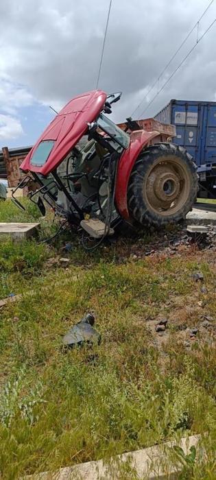 Tren, hemzemin geçitte traktöre çarptı: 1 yaralı