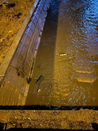 Kağıthanede alkollü sürücünün kullandığı otomobil, köprüden dere kenarında düştü