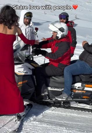 Kırmızı elbisesiyle Erciyes’te kayak yapıp, gül dağıttı