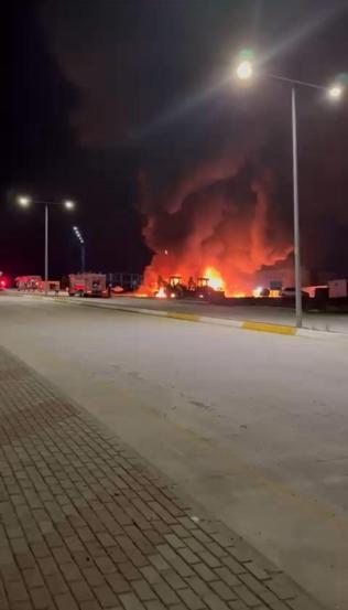 Arnavutköyde 2 akaryakıt tankeri ile 2 iş makinesi alev alev yandı