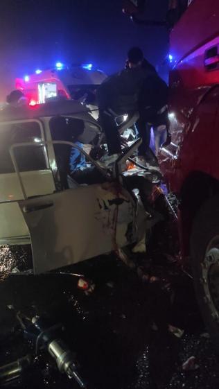 TIR ile otomobil kafa kafaya çarpıştı; 1 ölü, 1 yaralı