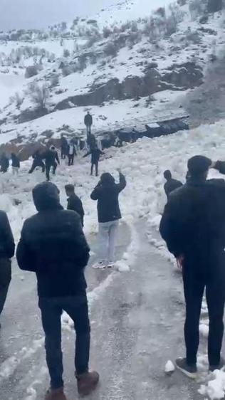 Çığ düşen kara yolunda yolcu otobüsünde mahsur kalanlar kurtarıldı