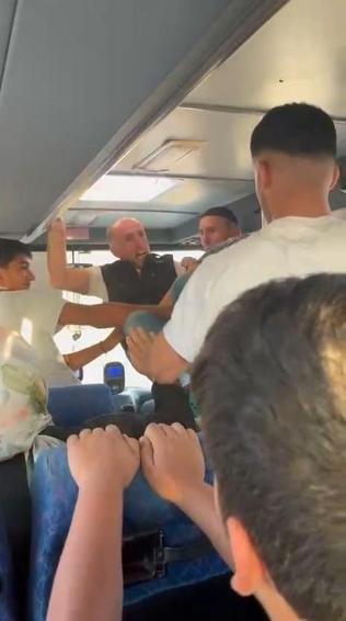 Halk otobüsünde, şoför ile yolcunun kavgası kamerada