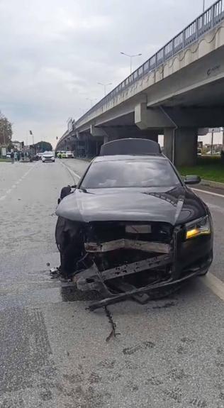 Ambulansa yol vermek isterken kaza yaptı: 4 yaralı