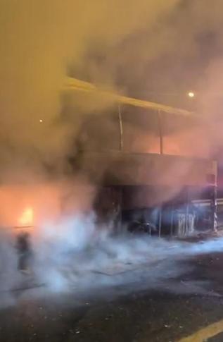 Adanada seyir halindeki yolcu otobüsü yandı