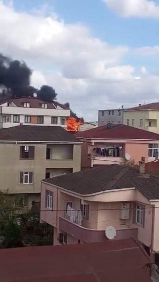 Sultanbeylide kentsel dönüşüm için boşaltılan binanın çatısı alev alev yandı