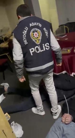 Taksimde kıraathaneye kumar operasyonu; uyuşturucu paketlerken yakalandılar