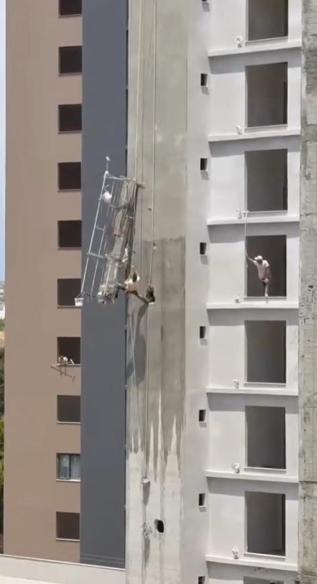 Devrilen iskeleden düşen işçi emniyet halatıyla kurtuldu