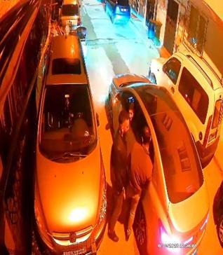 Gece saatlerinde geldikleri sokakta havai fişek ateşleyip kaçtılar