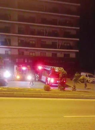 Apartmanın altındaki oto galeri yandı; binadan kaçmaya çalışan 2 kişi öldü, 14 kişi dumandan etkilendi