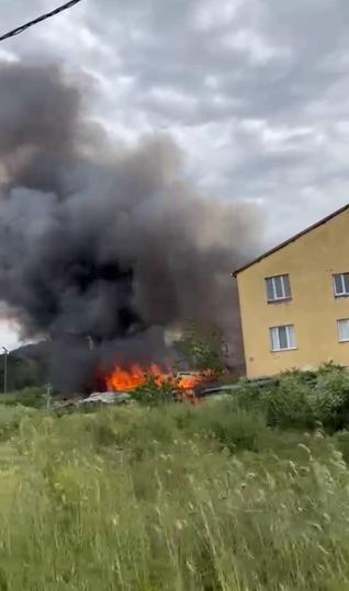Arnavutköyde barakada çıkıp yan binaya sıçrayan yangın söndürüldü