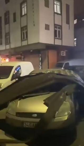 İstanbulda fırtına nedeniyle bazı binaların çatısı uçtu, denizde dev dalgalar oluştu