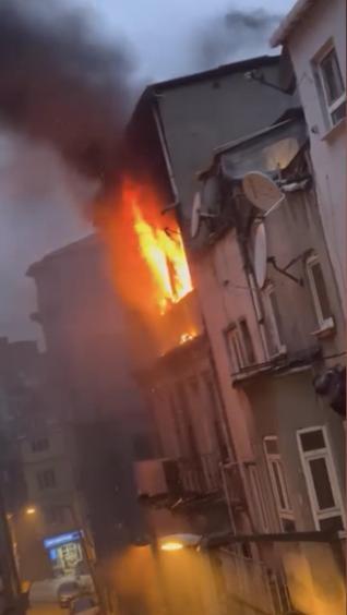 Beyoğlu’nda daire alev alev yandı; oyuncu Umut Özkan son anda kurtuldu