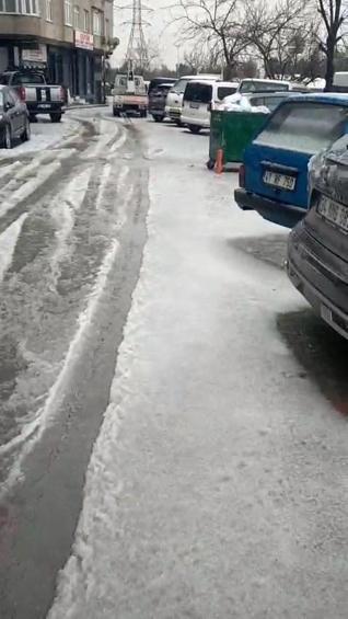 İstanbul’da dolu etkili oldu; yollar beyaza büründü