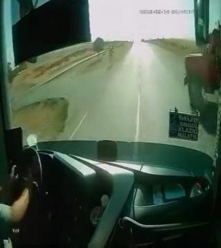 Yolcu otobüsünün tali yoldan çıkan kamyonete çarptığı kaza kamerada