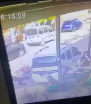 Adanada yarışan 2 motosikletlinin kazası kamerada