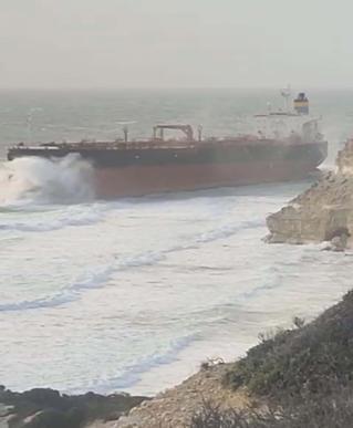 Bozcaada açıklarında karaya oturan tanker, bakım için Yalovaya götürülüyor