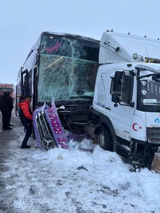 Yolcu otobüsü, kamyona çarptı; 9 yaralı