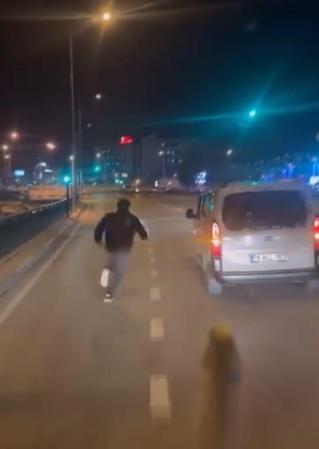 Bursada yol verme kavgası; sürücünün aracına baltayla saldırdı