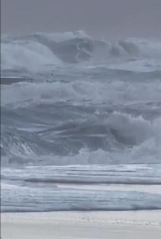 Saros Körfezinde kuvvetli lodos; işletmeler su altında kaldı