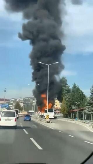 Seyir halindeki yolcu otobüsü alev alev yandı