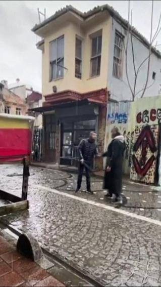 Fatihteki tezgah kavgasında seyyar satıcıyı öldüren ve silahı saklayan 3 şüpheli tutuklandı