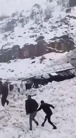 Çığ düşen kara yolunda yolcu otobüsünde mahsur kalanlar kurtarıldı