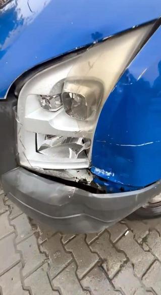 Avcılar’da park halindeki minibüse çarptı; hasarı kontrol edip yoluna devam etti