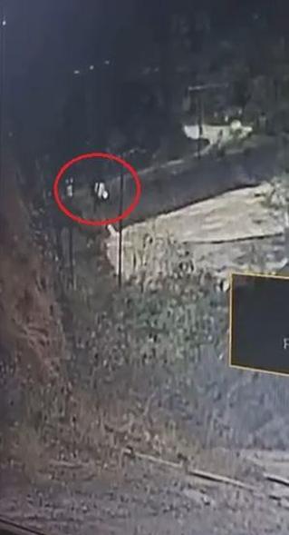 Mezar yeri bakmak için otomobille yola çıkan dayı ile yeğenin öldüğü kaza kamerada