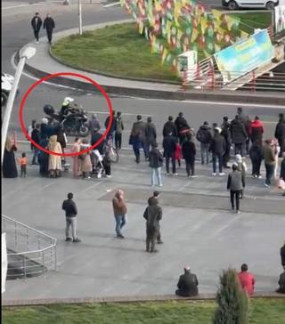 Tartıştığı polislerin üzerine otomobil sürüp, bir kişiye çarparak kaçtı; o anlar kamerada