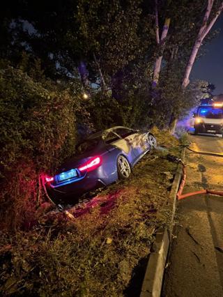 Yoldan çıkan otomobil alev aldı