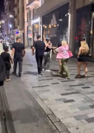 Taksimde kemerli tekmeli yumruklu kavgalar kamerada