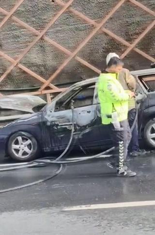 Maltepede seyir halindeki otomobil alev alev yandı