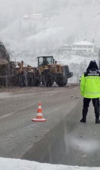 Trabzonda heyelan; kaya parçaları yola düştü