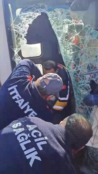 Yan yatan kamyonda yaralanan sürücüyü camdan çıkardılar