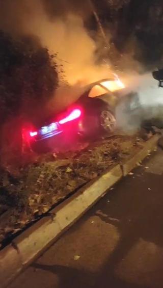 Yoldan çıkan otomobil alev aldı