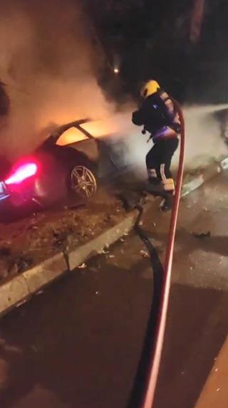 Yoldan çıkan otomobil alev aldı