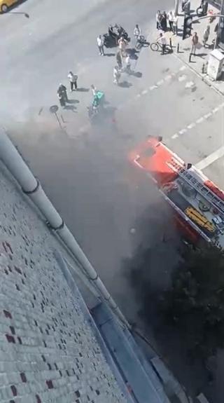 Gaziosmanpaşa’da ayakkabıcıda çıkan yangında mahsur kalanlar çatıya sığındı