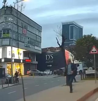 Bayrampaşada TIRa çarpmamak için manevra yaptı; aracıyla yoldaki yayaya çarptı