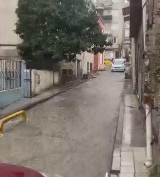 İstanbulda fırtına etkili oluyor; yollar göle döndü, çatılar uçtu