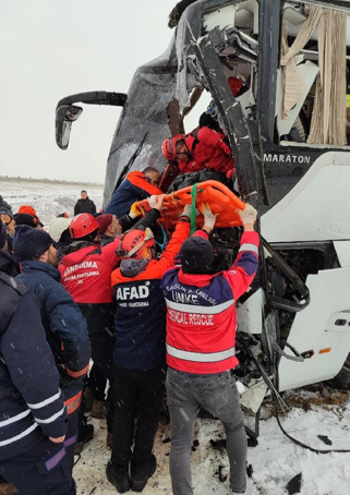 Karsta, 2 otobüs ve 1 kamyonun karıştığı kazada 2 ölü, 8 yaralı