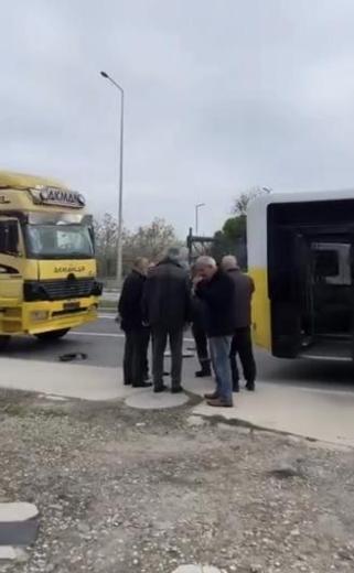 Büyükçekmecede kamyon İETT otobüsüne çarptı; 9 yaralı