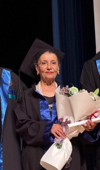 76 yaşında üniversiteden mezun olup kep attı