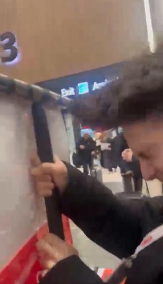 İstanbulda fırtına nedeniyle bazı binaların çatısı uçtu, denizde dev dalgalar oluştu